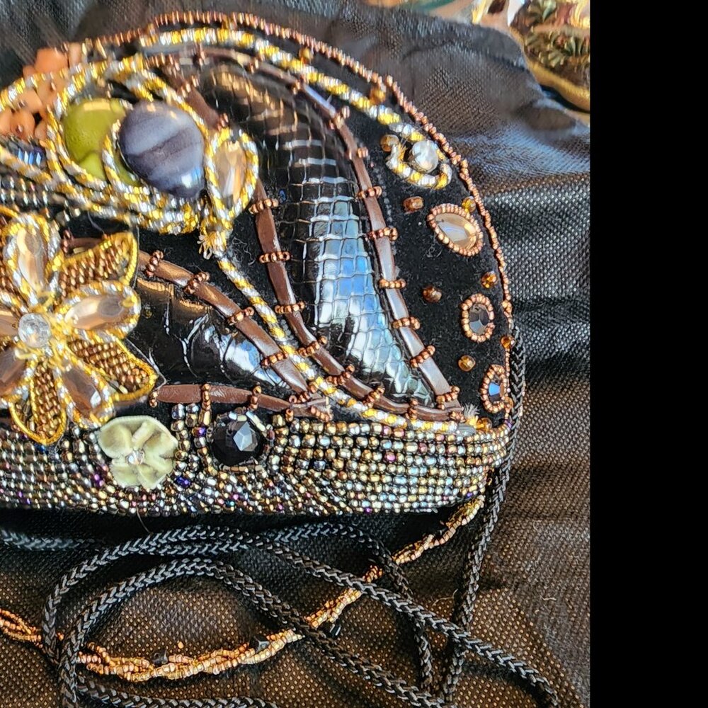 BEADED AND PATENT PURSE WITH FLOWER DETAIL 2 LENGTH STRAPS